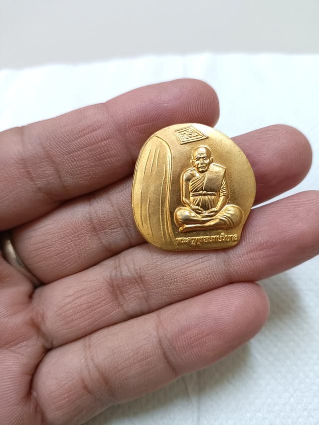 เหรียญหลวงพ่อนัง วัดพลวง เขาคิชฌกูฏ จันทบุรี ปี2556 รุ่นสร้างมหาวิหาร เนื้อกะไหล่ทอง (