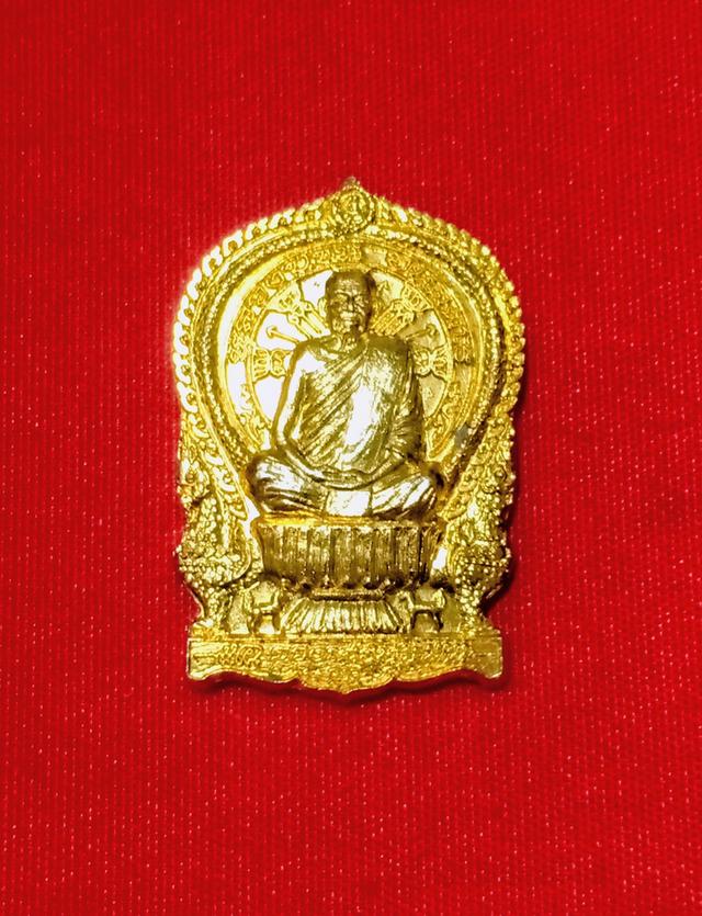 เหรียญนั่งพานเรียกทรัพย์ หลวงปู่ขุน อนุตตโร วัดใหม่ทองสว่าง จ.อุบลราชธานี ปี 2557 เลขโค๊ต๑๓๙๐