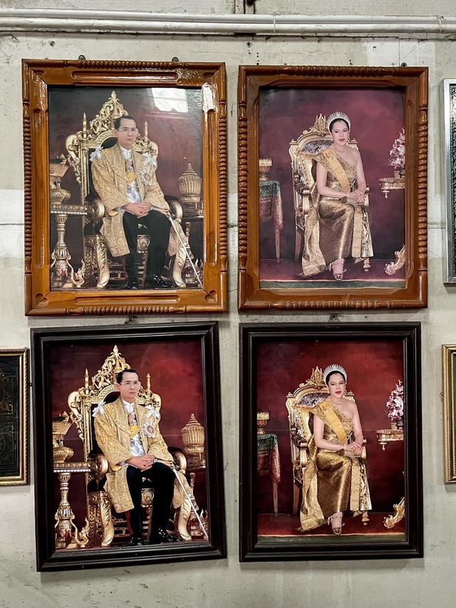 รูปถ่ายในหลวงรัชกาลที่9 และพระราชินี พระพันปีหลวง ในกรอบไม้ แขวนผนัง