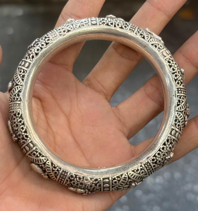 ของสะสม กำไล สีเงิน หนักๆ สวย ลายฉลุ น่าสะสม เก่าเก็บ สวย หายาก เดิมๆ ขายตามสภาพ พร้อมส่ง