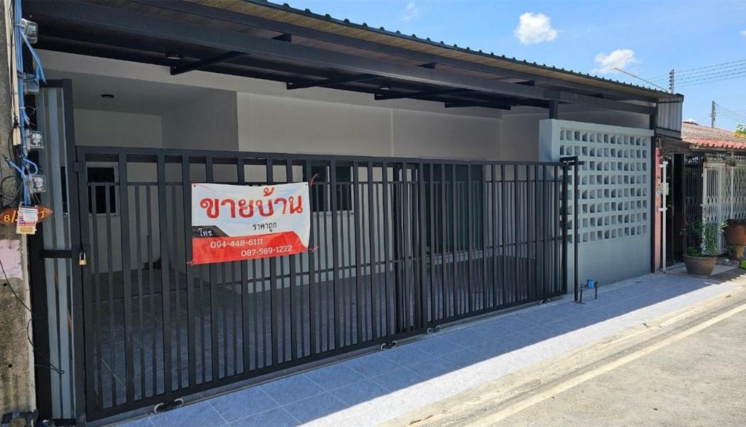 หมู่บ้านสุขใจวิลล่า 1 เมืองชลบุรี ทาวน์เฮ้าส์รีโนเวทใหม่ทั้งหลัง หน้ากว้าง 9 เมตร 30 ตารางวา 3 ห้องนอน ใกล้โรบินสันชลบุรี 1