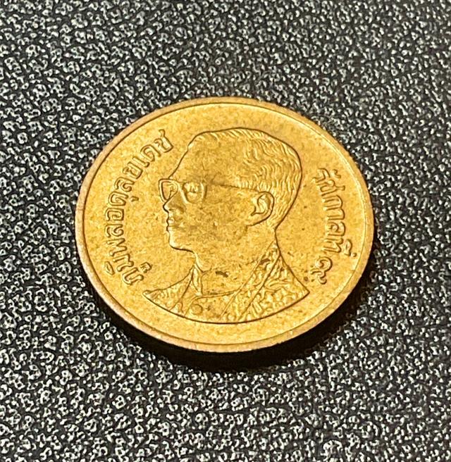 เหรียญกษาปณ์ 50 สตางค์ ปี 2551 เนื้อทองเหลือง (หมุนเวียน ร.9) สภาพสวย รายละเอียดคมชัด รูปที่ 2