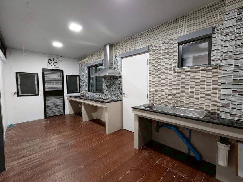 หมู่บ้านเมททาวน์ ปทุม-ติวานนท์ ต.บ้านฉาง อ.เมืองปทุมธานี จ.ปทุมธานี 11