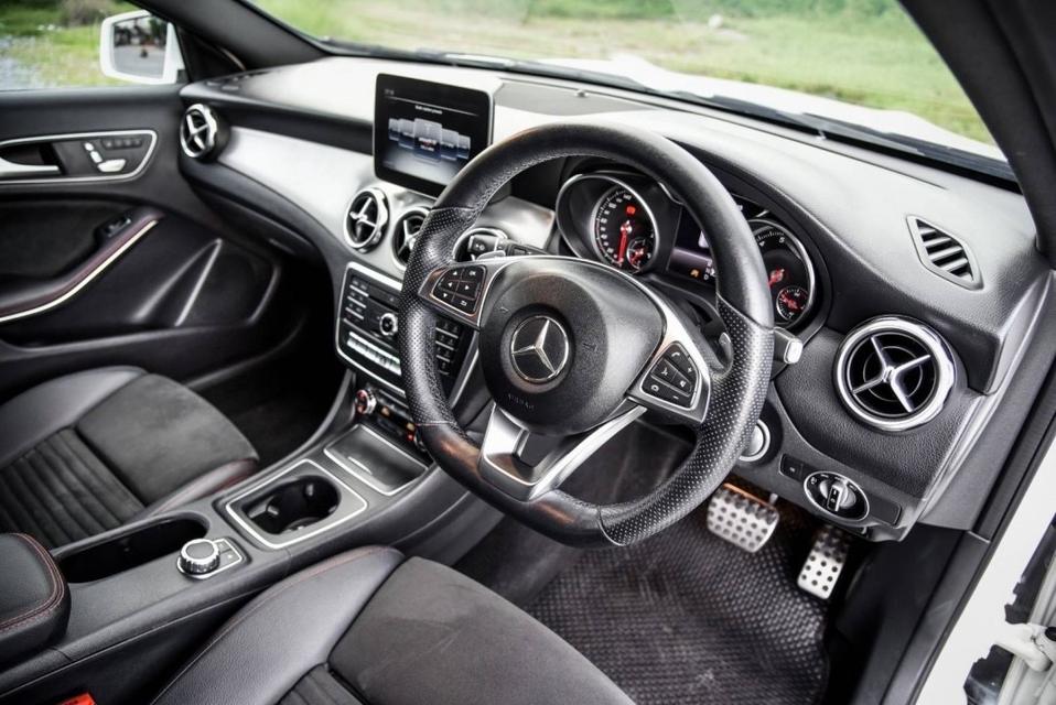 ✨ Compact SUV หรูหรายอดฮิต Benz GLA Black Edition ไมล์หลักหมื่น  3