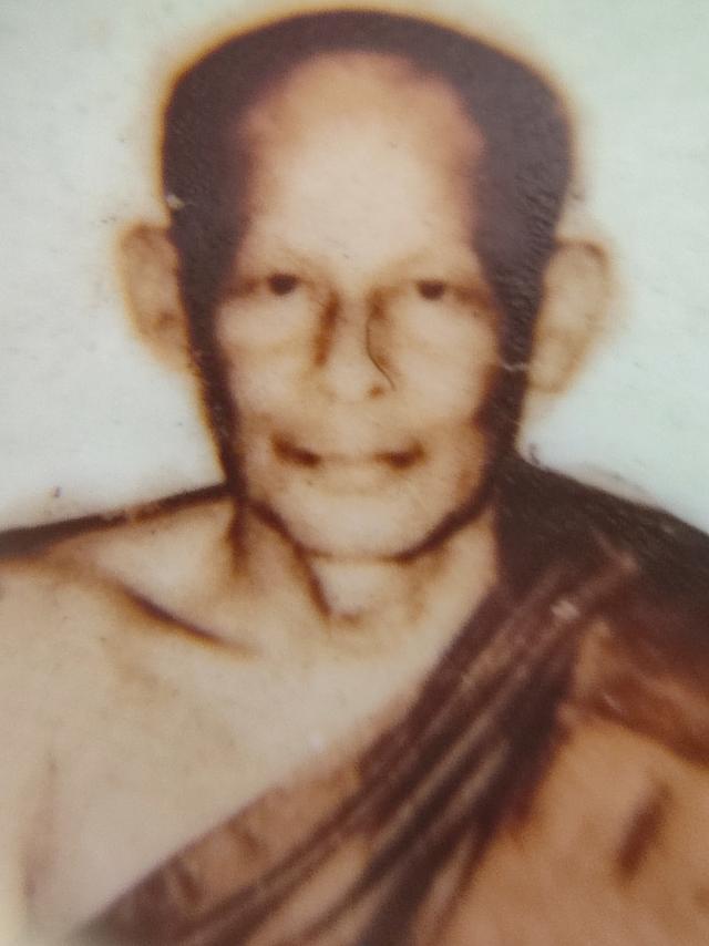ล็อกเก็ตรุ่นแรก หลวงพ่อเอียด วัดไผ่ล้อม อยุธยา รูปที่ 8