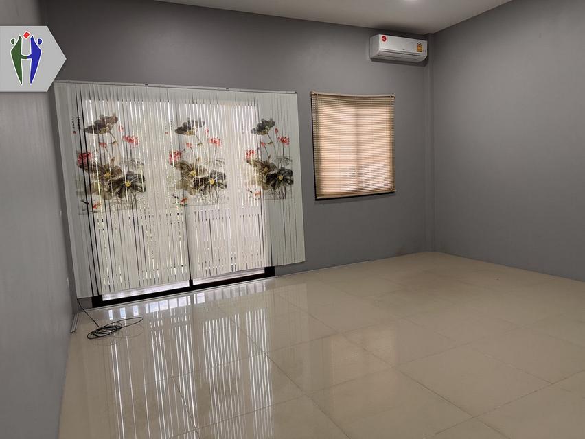 อาคารพาณิชย์ ซอยเขามะกอก ชัยพฤกษ์ พัทยา ให้เช่า • ชั้นที่ 1 สามารถทำการค้าได้ ทำเป็นออฟฟิศ ติดตั้งประตูกระจกแล้ว 22 ตารางวา • ชั้นที่ 2 1 ห้องนอน ห้อง 8