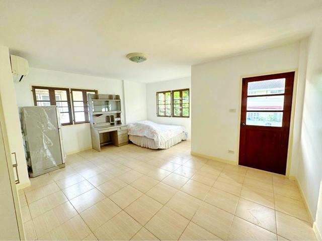 MRT น้อมเกล้า 2 กม.รามคำแหง 148-152 ใหม่ทั้งหลัง 95ตร.วา.รร.นานาชาติฮีทฟิลด์ 2.1 กม. ตลาดซีรอ 700ม.ให้เช่าบ้านเดี่ยว 2 ช 3