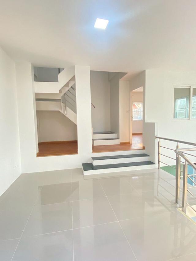 ขายทาวน์โฮม 3 ชั้น หลังมุม  เนื้อที่ 30.3 ตร.วา  หมู่บ้านเมอริทเพลส 2  ถนนลาดพร้าว 101 ซอย 39 แขวงวังทองหลาง 6