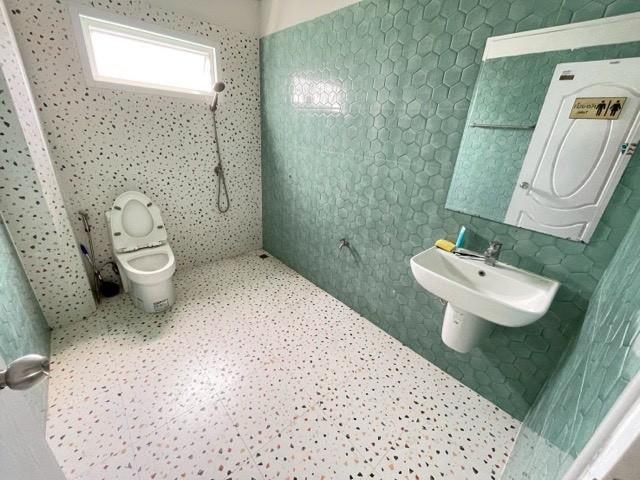 ให้เช่าโฮมออฟฟิศ 4 ชั้น พื้นที่ใหญ่ 100 ตร.ว.ซอยพัฒนาการ 97 ใกล้ทางด่วนและมอเตอร์เวย์ ใช้เป็นสำนักงาน โชว์รูม ศูนย์กระจายสินค้า หรืออยู่อาศัย ที่จอดรถ 9