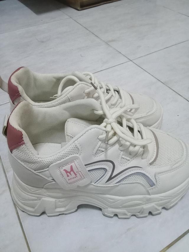 รองเท้าผ้าใบผู้หญิง ปี 2024