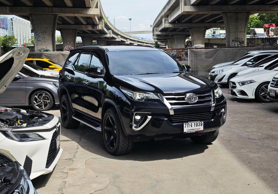 Toyota Fortuner 2.4 V เกียร์AT ขับสี่ 4x4  ปี 2017 จดปี 2018