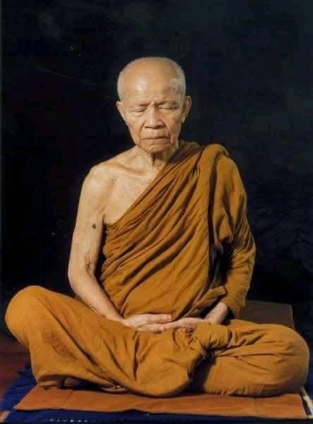 #เหรียญกลมนั่งเต็มองค์ หลังอัฐบริขาร หลวงตามหาบัว ญาณสัมปันโน วัดป่าบ้านตาด จ.อุดรธานี สร้างในโอกาสครบรอบ ๙๔ปีองค์หลวงตา ปี2550 เนื้อทองแดงรมดำสวยครับ 4