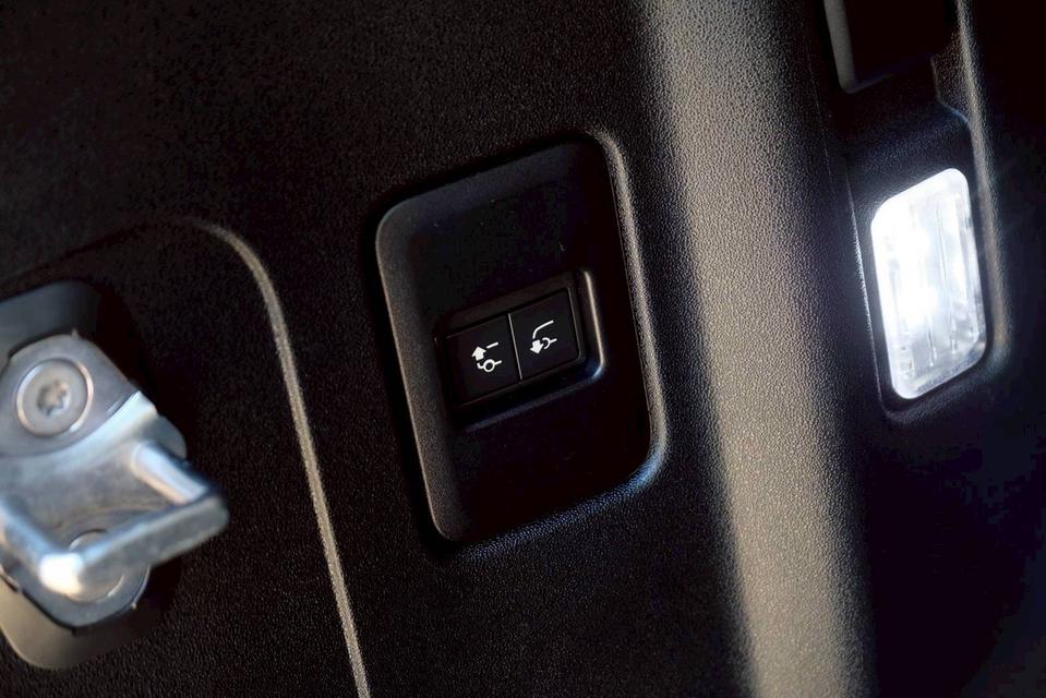 รหัสรถ PR5999 Land Rover Defender (110) P400e ปี 2022 18