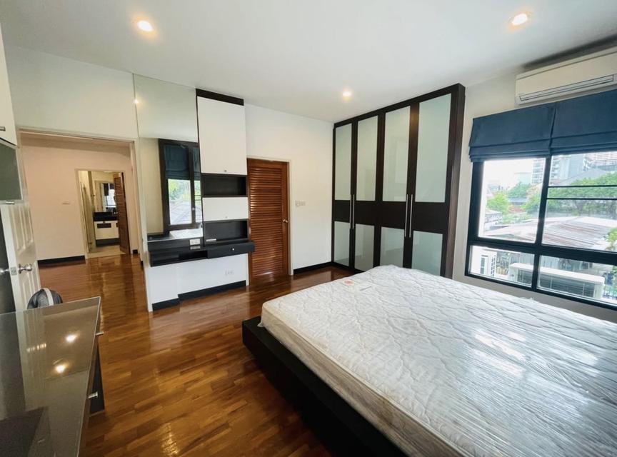 ให้เช่าบ้านเดี่ยว3ชั้นหลังใหญ่ซ.รัชดา32  มี4 ห้องนอน สวนกว้าง 11