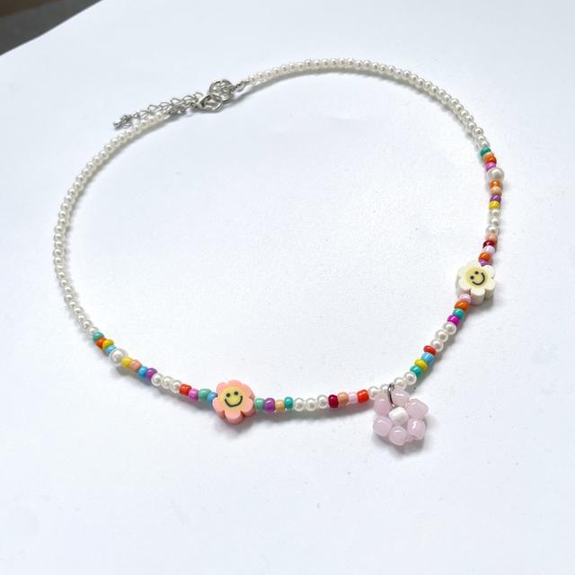 สร้อยคอลูกปัดไข่มุกพลาสติก จี้ดอก daisy ปรับความยาวได้ Handmade Beaded choker necklace  2