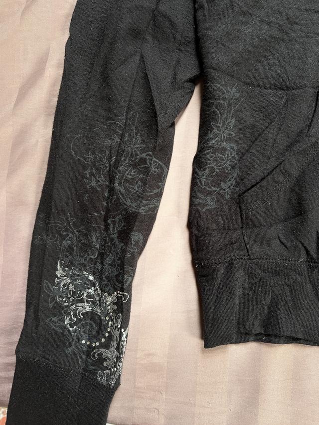 ฮู้ดสีดำ ไซส์ M สไตล์  โกธิค y2k ลายกุหลาบสีเงินและแดง ลวดลายสวยงามหน้าหลงไหล รูปที่ 4