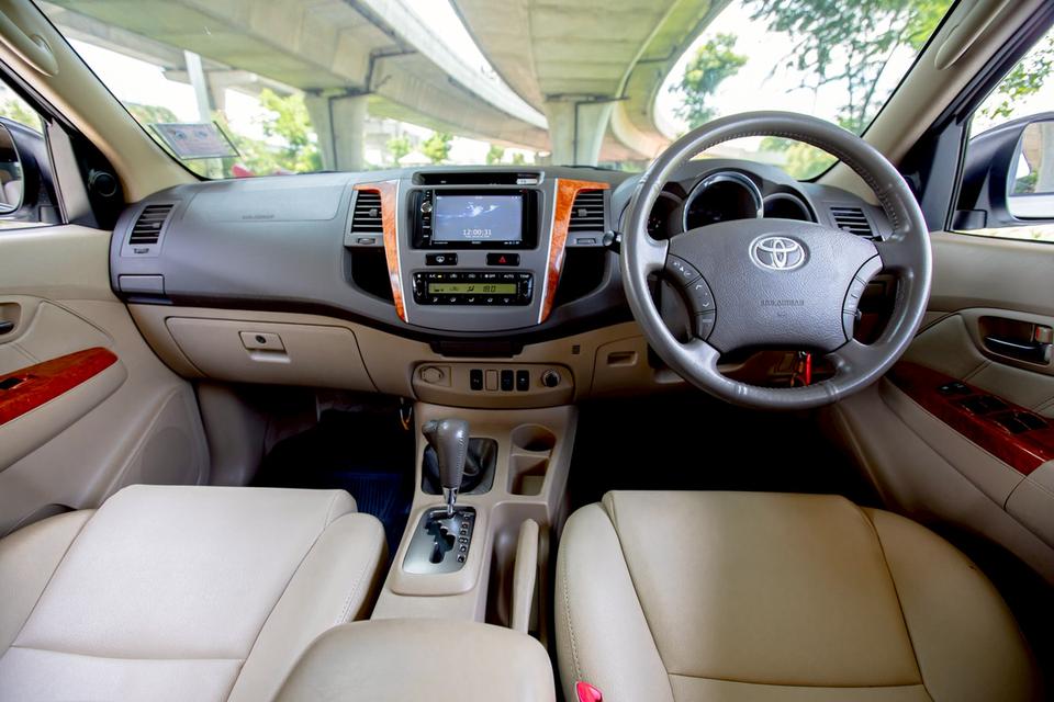 TOYOTA FORTUNER 3.0V 4WD สีเทา เกียร์ออโต้ ปี 2011   16