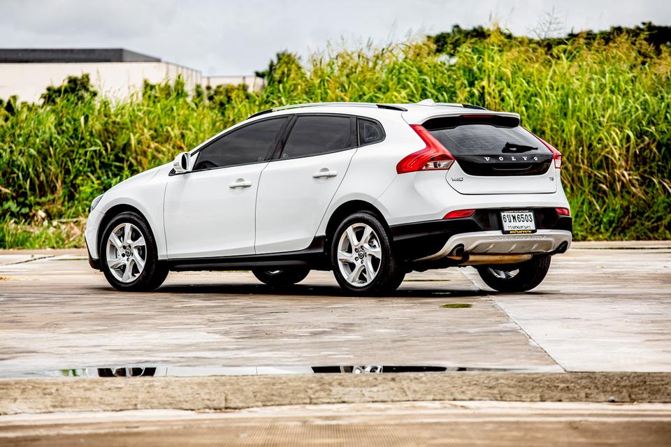 Volvo V40 T5 S 2.0 AT ปี 2014 สีขาว สภาพดีมากๆ  9