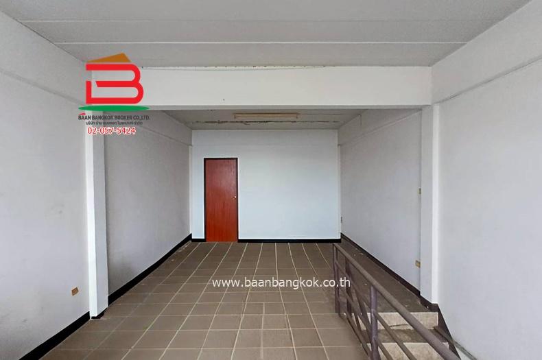 อาคารพาณิชย์ ติดถนนลาดพร้าว-วังหิน (ใกล้วัดลาดพร้าว) เนื้อที่ 17 ตรว. แขวงลาดพร้าว เขตลาดพร้าว 4