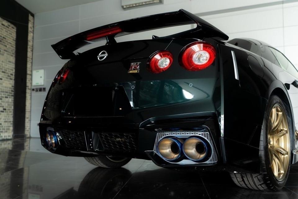 nissan GTR premium edition 2