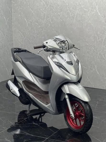 ฮอนด้าหลีด 125 ปี 2023 ระบบ 4 วาล์ว สีเทาเวียดนาม ตัดล้อแดง รถสวย แต่งคลีนๆ โช๊คโอลิน เอกสารครบ เล่มพร้อมโอน