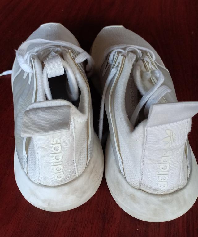 รองเท้า adidas 