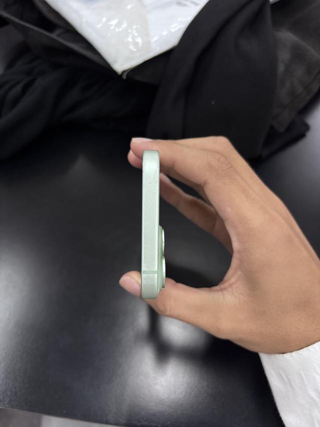 iPhone 15 128 gb เครื่องใช้เองครับ สภาพตามการใช้งาน แบต 84% ใช้งานปกติครับ ไม่เคยซ่อม ไม่เคยเข้าศูนย์ กล่อง อุปกรณ์ครบ ไม่ติด iCloud
