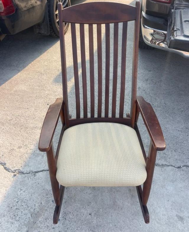เก้าอี้โยกมีเบาะนุ่ม