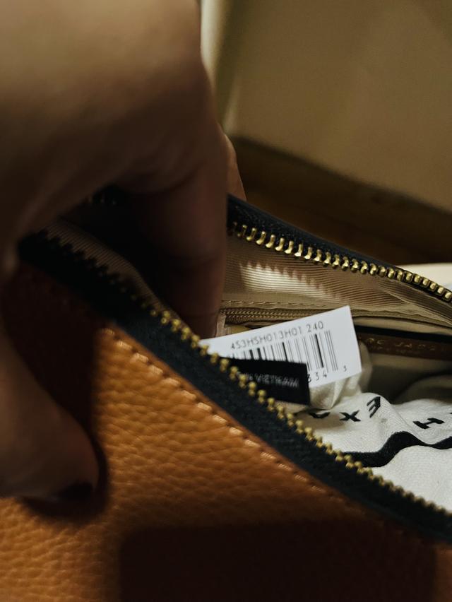 “Marc Jacobs Soft Shoulder Bag หนังแท้ สายโลโก้ สีน้ำตาล” รูปที่ 9