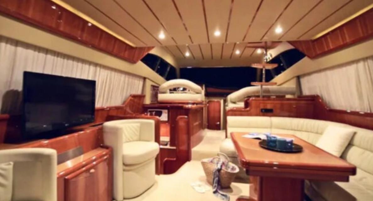 YACHT FERRETTI 53 FEET 4