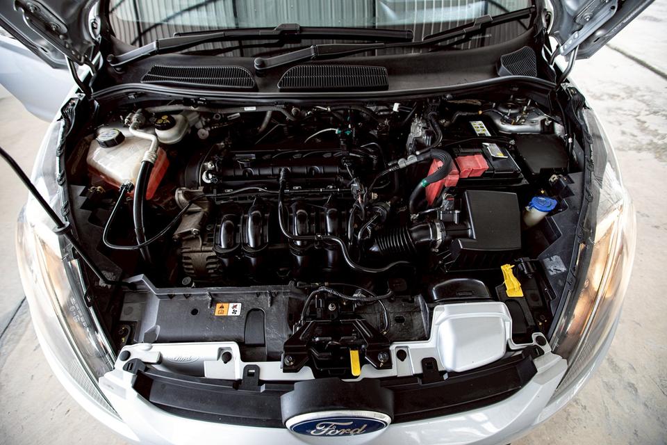 Ford Fiesta 1.5 Sport 5 ประตู สีเทา เกียร์ออโต้ ปี 2010 สวย สภาพดี  11