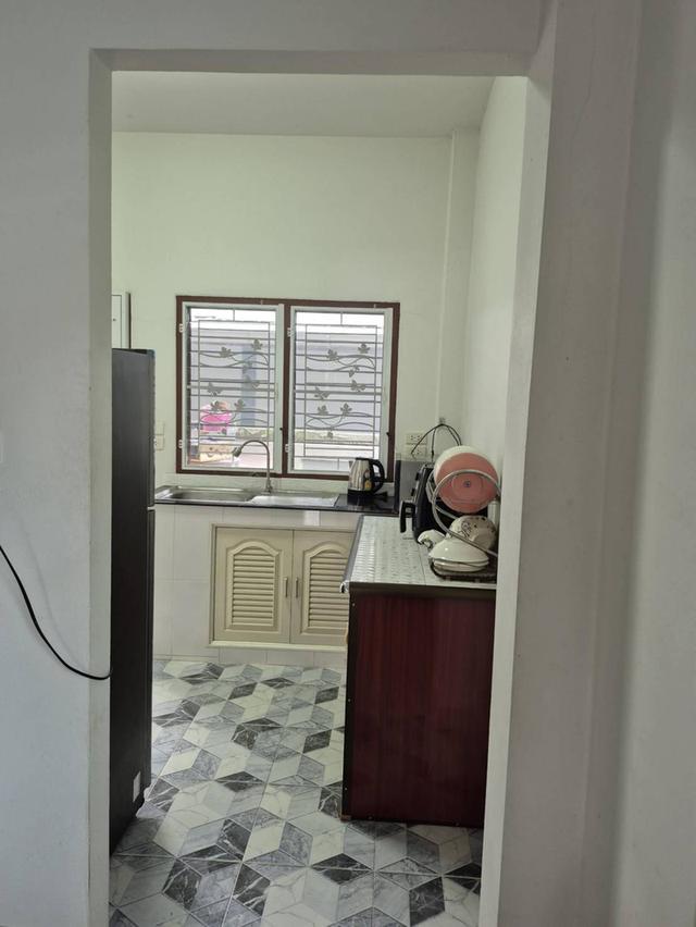บ้านเดี่ยว 50 ตรว 2 ห้องนอน ติดแอร์ทั้ง 2ห้อง 2 ห้องน้ำ เครื่องทำน้ำอุ่น 1ตัว 1 ห้องโถง 1 ครัว มุ้งลวด แหล็กดัด ผ้าม่านอย่างหนากัน UV  จอดรถยนต์ได้ 2 9