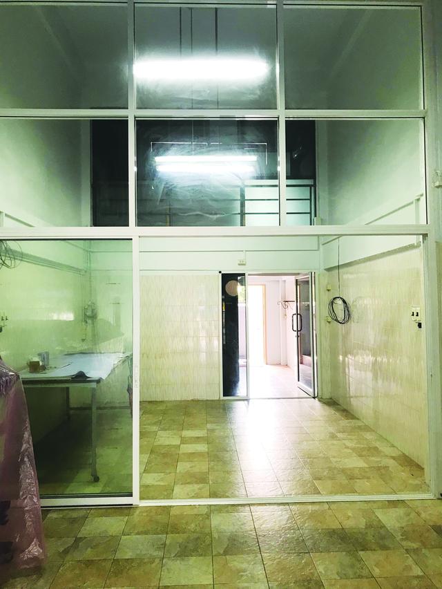 อาคารพาณิชย์ 4 ชั้น + ชั้นลอย + ชั้นดาดฟ้า อยู่ ซอยกรมที่ดิน บางบัวทอง 11