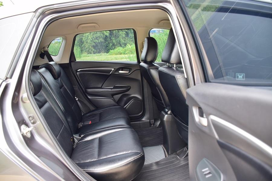 ปี2014จด15 ฟรีดาวน์ HONDA JAZZ GK เกียร์แพดเดิ้ลชิฟ SV / เบาะหนังแท้ แอร์จอ ครุสคอลโทล กุญแจคีเรท จอ กล้องหน้าหลังABS AIRBAG โทร0957401229 ไอดีไล UTBP 9