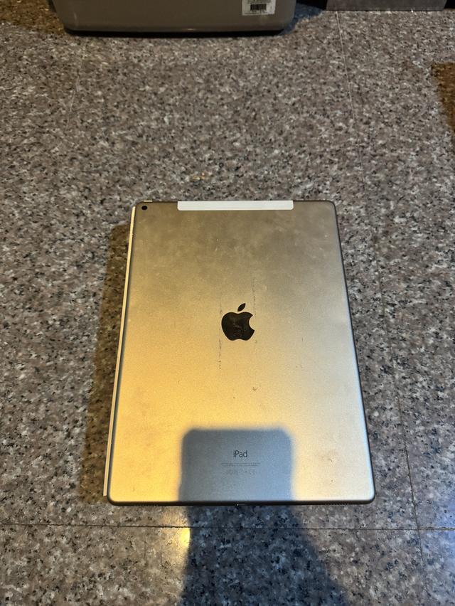 ขายๆๆๆถูกๆๆiPadPro12.9สีGold128กิ๊กWifi Celluer ใส่ซิมได้สูนTrueทุกๆฟังชั่นรีสโตได้ตลอดไม่มีติดไอคราวModel TH/A   สภาพ: 90% สวยๆๆคับ  ราคา: 4500 มารับ 2