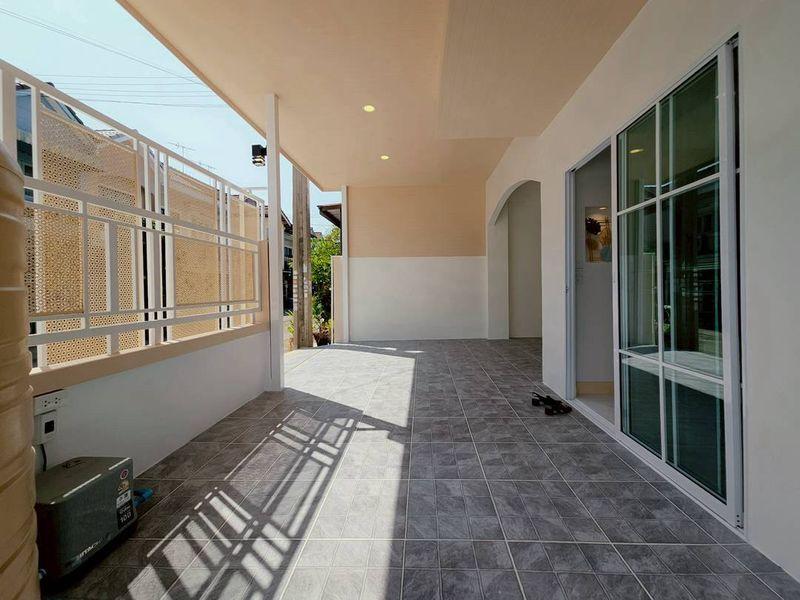 หมู่บ้านบัวทองธานีพาร์ค  (ตรงข้ามสมบัติบุรี) นนทบุรีทาวน์เฮาส์ 2 ชั้น หลังมุมใน  มีพื้นที่ระเบียงนั่งพักผ่อนหรือจัดสวนเล็กๆ ได้ ตกแต่งใหม่พร้อมอยู่ 2