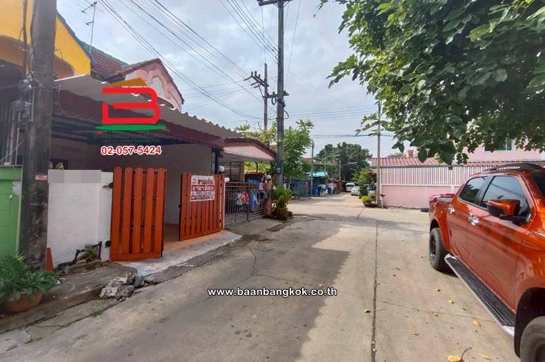 ทาวน์เฮาส์ เนื้อที่ 18 ตร.ว. หมู่บ้านบัวแก้ว สามโคก ซอยรุ่งทรัพย์ (วัดบัวแก้ววราราม) ถนนปทุมธานี-ศูนย์ศิลปาชีพบางไทร ตำบลบ้านปทุม อำเภอสามโคก ปทุมธานี 2