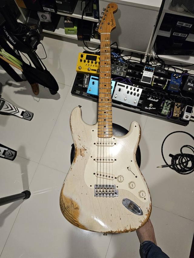 กีตาร์ไฟฟ้า Fender Stratocaster