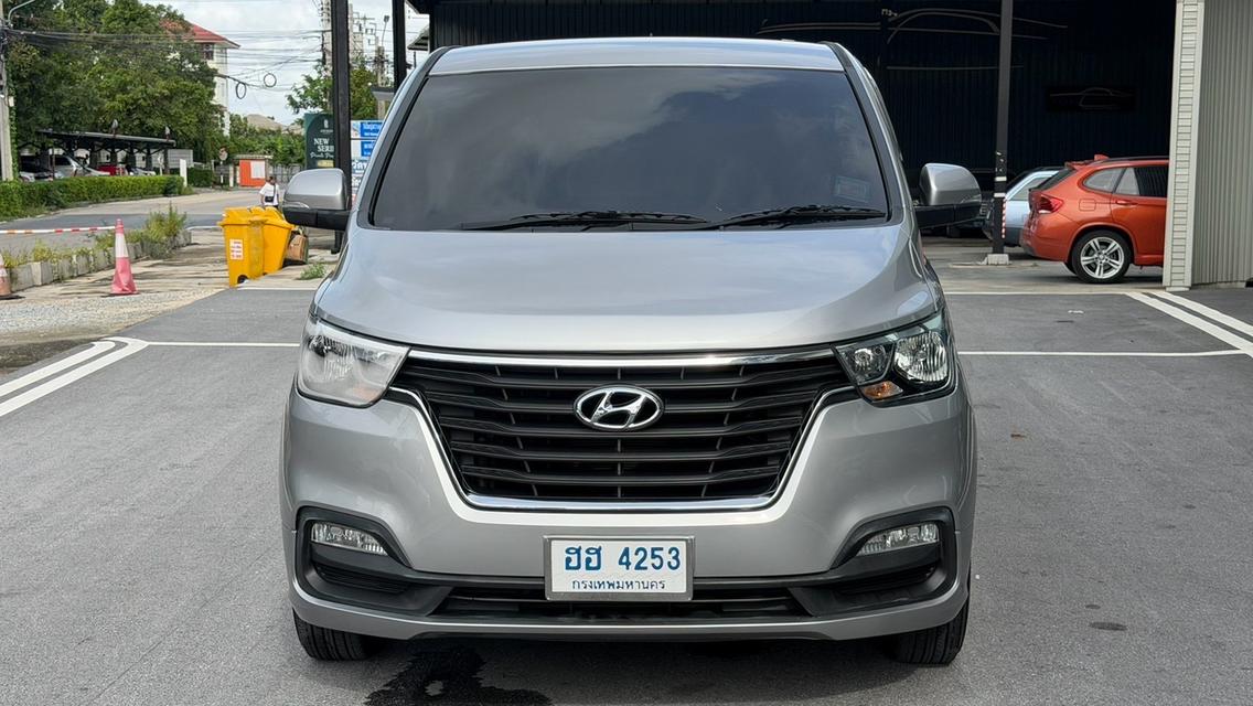 2019 HYUNDAI H1 TOURING สีเทา เลขไมล์ 184,XXX KM    เครื่องดีเชลล้วน เซอร์วิสศูนย์ ทุกระยะ ชัดเจนสุด บันไดไฟฟ้า  จอแอนดรอย โฉมใหม่แล้ว รถสวย เดิม