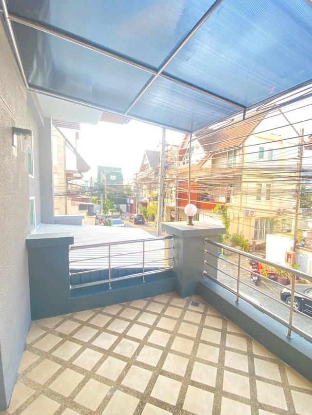 ขายทาวน์โฮม 3 ชั้น หลังมุม  เนื้อที่ 30.3 ตร.วา  หมู่บ้านเมอริทเพลส 2  ถนนลาดพร้าว 101 ซอย 39 แขวงวังทองหลาง 11