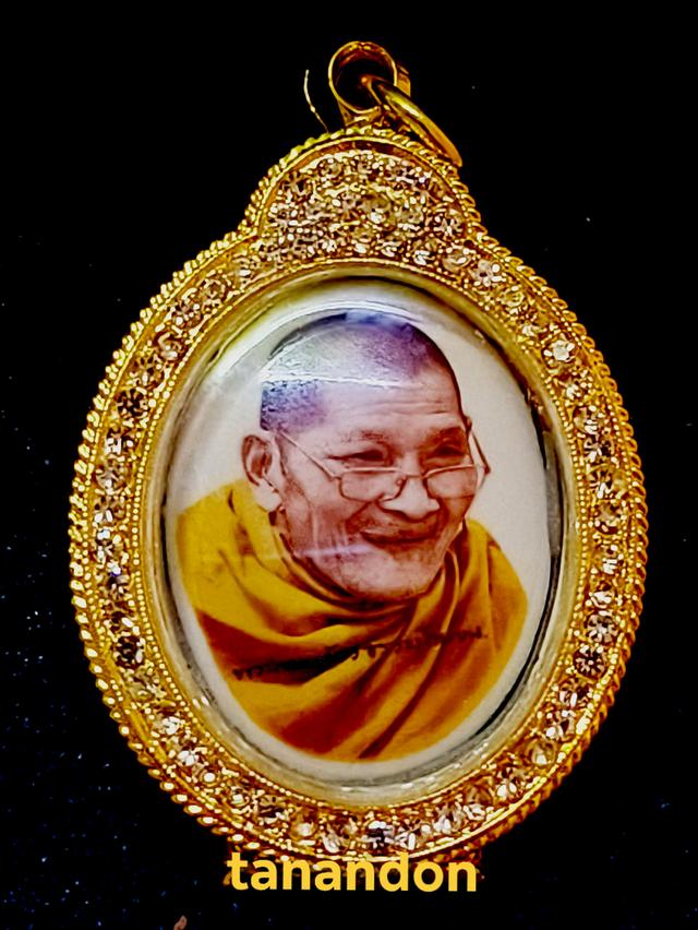 ล็อคเก็ตเลื่อนสมณศักดิ์ หลวงปู่ศิลา ออกพระธาตุหมื่นหิน หลังพัดยศอุดมวลสารรามเทพจีวรเกสาจัดสร้างเพียง1999องค์