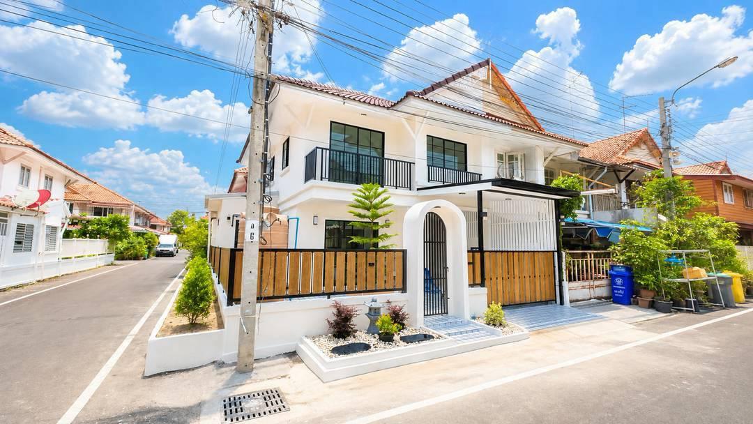 หมู่บ้านพฤกษา3  ถนนวัดลาดปลาดุก บางบัวทอง ทาวน์เฮาส์2 ชั้น  หลังมุม ติดถนนทั้ง 2 ด้าน ฝั่งหน้าบ้านและข้างบ้าน ตกแต่งใหม่ Minimal & Modern Style 2