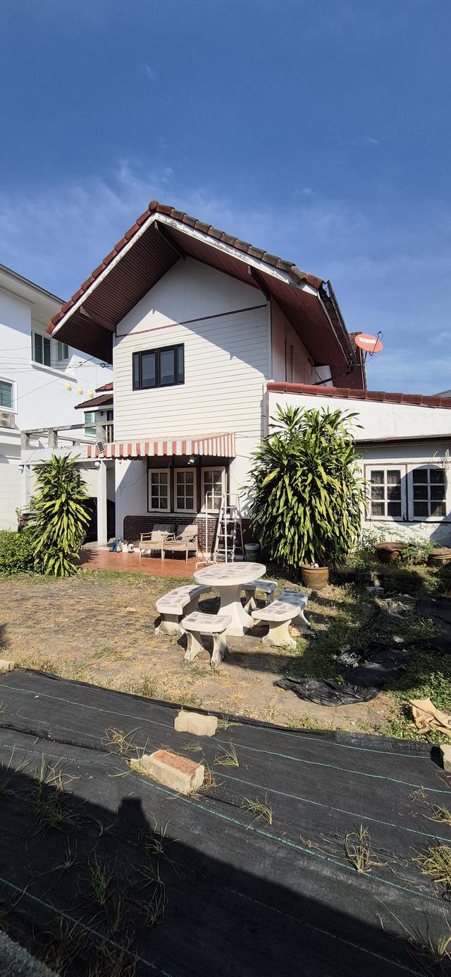 ขายบ้านเดี่ยว 2 ชั้น พื้นที่ 96 ตารางวา เขตพื้นที่เจริญ ใกล้ห้างสรรพสินค้าโรงเรียน โรงพยาบาล เดินทางเข้าออกสะดวกบ้านอยู่หลังสุดท้ายสุดซอย พื้นที่รอบบ้ 11