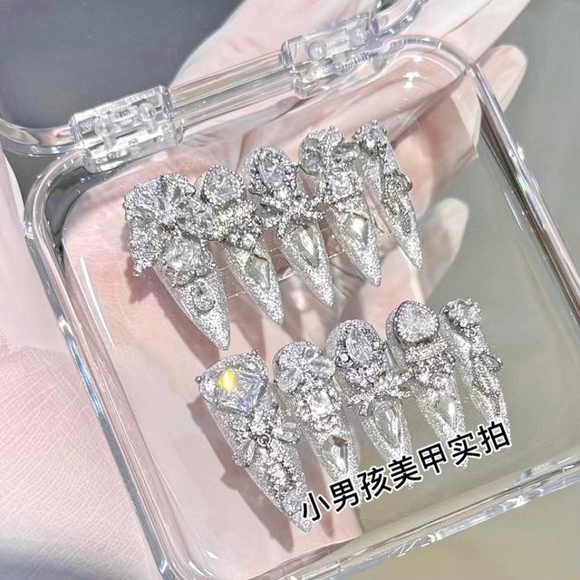 เล็บปลอม