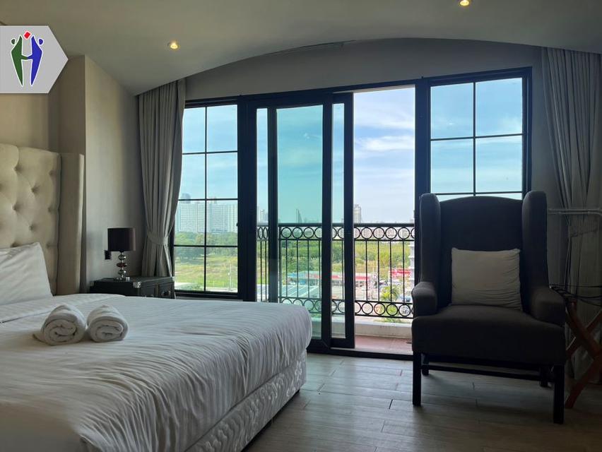 คอนโดให้เช่า เวเนเชี่ยน ใกล้หาดจอมเทียน •	ขนาด 23 ตารางเมตร สตูดิโอ •	เครื่องปรับอากาศ, ตู้เย็น,ไม่มีเตาไฟฟ้า •	ระเบียงวิวสระว่ายน้ำพร้อมเฟอร์นิเจอร์ค 2