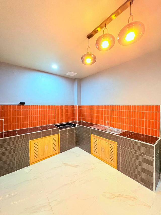 หมู่บ้านบุษกร-รัตติยา ติดถนนกาญจนาภิเษก ทาวน์เฮาส์ 2 ชั้น ตกแต่งใหม่พร้อมอยู่ 9