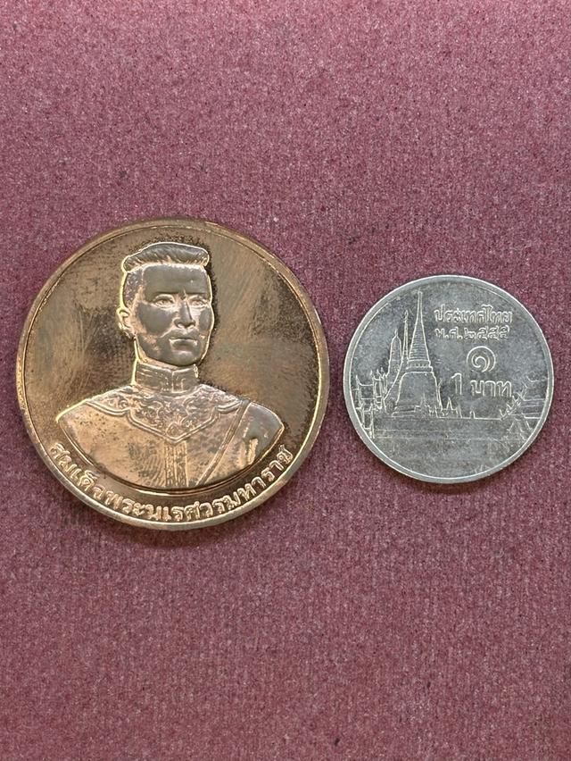 เหรียญ สมเด็จพระนเรศวรมหาราช หลัง พระพุทธชินราช วัดพระศรีรัตนมหาธาตุ พิษณุโลก พ.ศ.๒๕๔๔ สวยครับ รูปย่อยที่ 4