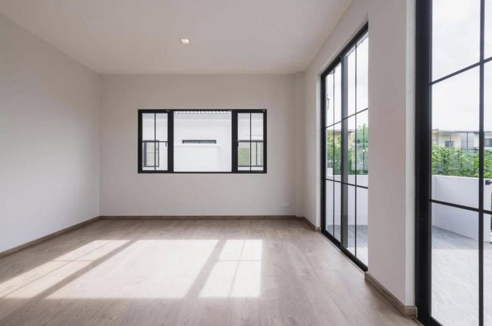 🏡 ขายบ้านใหม่สุดหรู ลัดดารมย์ พุทธมณฑลสาย 3 (Q House) ขนาดที่ดิน: 107.7 ตร.ว. • พื้นที่ใช้สอย: 354 ตร.ม. • 4 ห้องนอน | 5 ห้องน้ำ 10