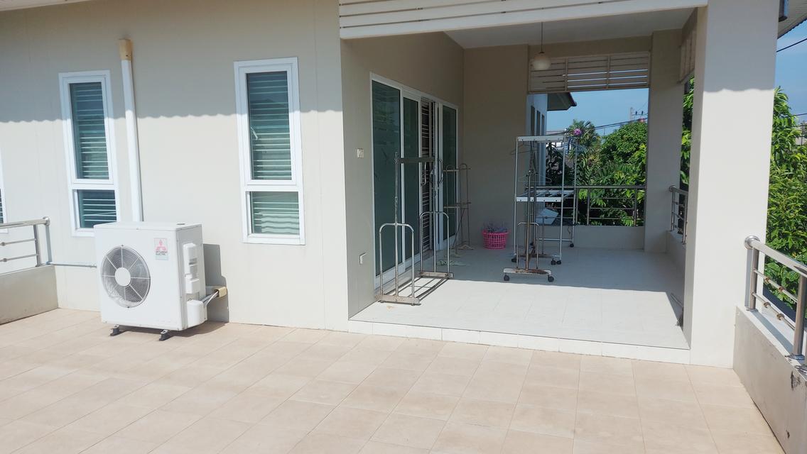 บ้านเดี่ยว 2 ชั้น 5 ห้องนอน 4 ห้องน้ำ ห้องครัว ห้องรับแขก  ระเบียงดาดฟ้า บ่อปลาคราฟ ปั้มน้ำ ถ้งเก็บน้ำ ซักล้าง สวน แอร์ 5 ตัว มุ้งลวดพร้อมม่าน 16