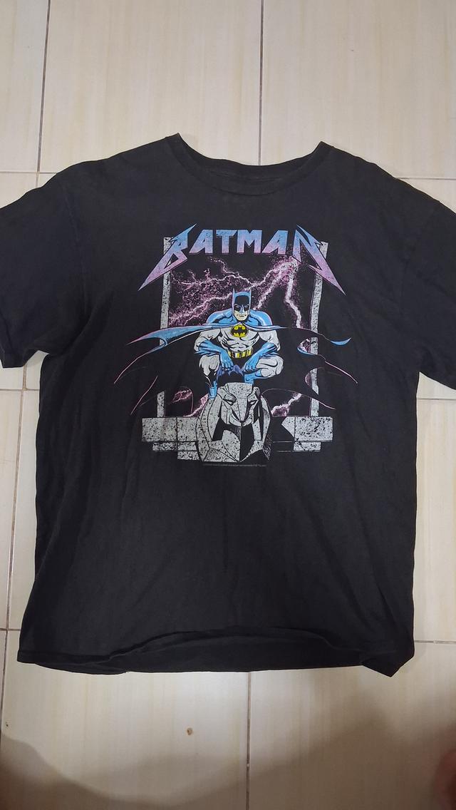 เสื้อยืดวินเทจมือสอง สีดำ Batman Metallica Style Rock N Roll Script Comic Gotham Shirt Size L Vintage มือสองสภาพดี ลายสกรีนสว